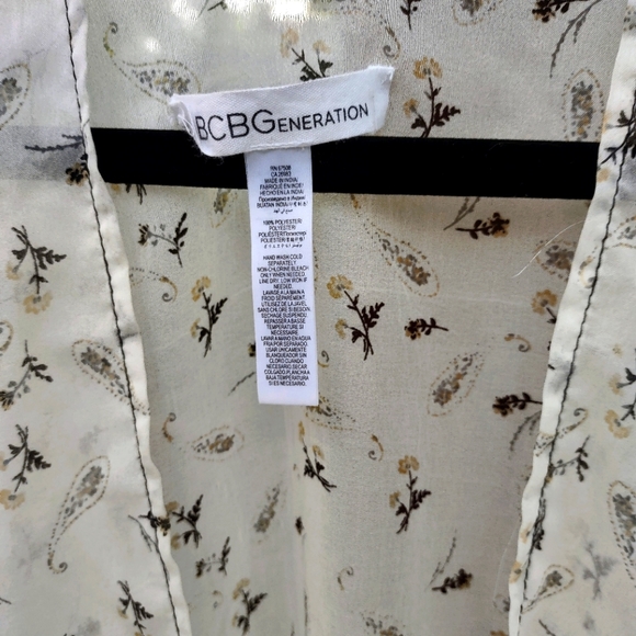 BCBG Generation Shawl Black & White Paisley - Picture 4 of 5